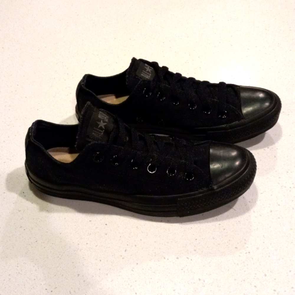 Converse Chuck Taylor Low Top Unisex Sneakers (Size: M 5 / W 7)